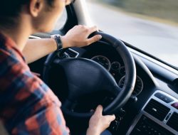 3 Akibatkan Saat Setir Tiba-tiba Mobil Oleng, Salah Satunya Masalah pada Velg