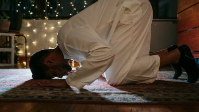 5 Keutamaan Shalat Tahajud Menurut Al Qur’an dan Al Hadis, Salah Satunya Membuka Pintu Rezeki