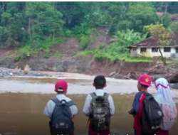 Jembatan Gantung Ambruk, Siswa SDN Pasir Pogor Sukabumi Terpaksa Sebrangi Sungai Pergi Sekolah