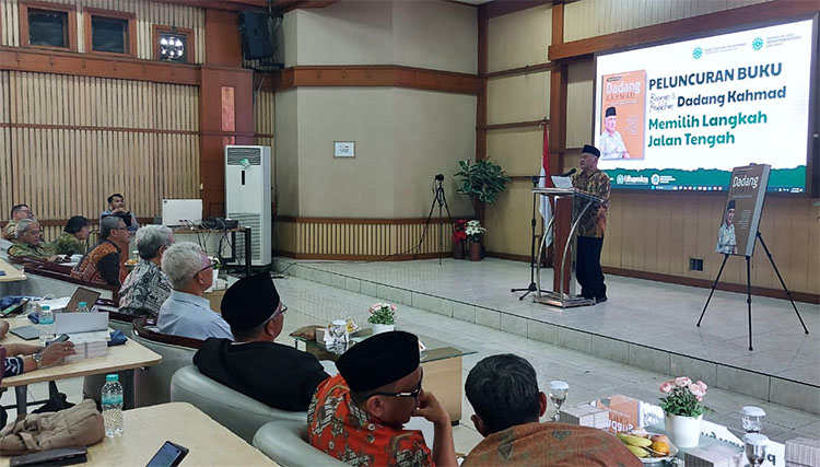 Prof. Dr. Dadang Kahmad, MSi. sedang menjelaskan tentang isi bukunya - (Sumber: AZM)