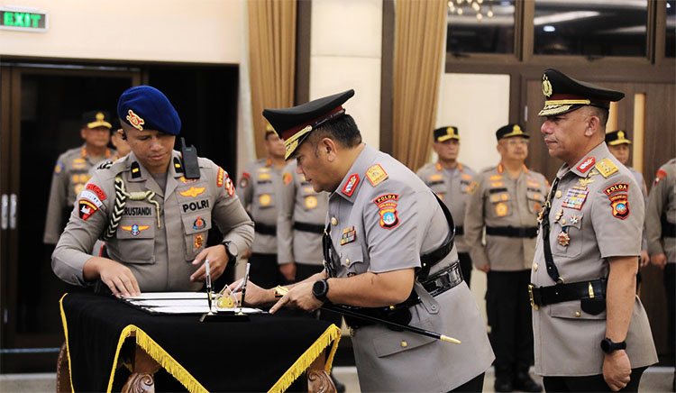 Prosesi acara serah terima jabatan Kapolda Kepri yang berlangsung di Rupatama Mabes Polri Jalan Trunojoyo, Jakarta Selatan - (Sumber: Humas Mabes Polri)