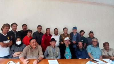 Foto bersama para peserta diskusi