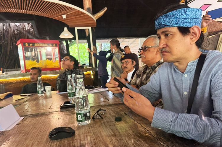 Ketua Badan Pekerja MMS Andri Perkasa Kantaprawira, S.IP, M.M. (kanan) yang turut hadir dalam acara silaturahmi dengan Pengurus Yayasan Margasatwa Tamansari (YMT) - (Sumber: AZM)