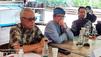 Dindin S. Maolani, S.H. selaku Pinisepuh Majelis Musyawarah Sunda (MMS) saat memberikan pendapatnya terkait permasalahan yang terjadi pada Yayasan Margasatwa Tamansari (YMT) -(Sumber: Arie)