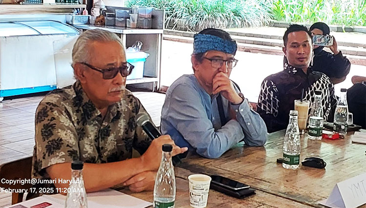 Dindin S. Maolani, S.H. selaku Pinisepuh Majelis Musyawarah Sunda (MMS) saat memberikan pendapatnya terkait permasalahan yang terjadi pada Yayasan Margasatwa Tamansari (YMT) -(Sumber: Arie)