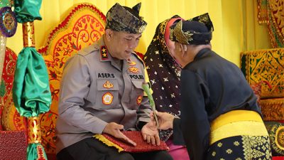 Kapolda Kepulauan Riau, Irjen Pol. Asep Safrudin, S.I.K., M.H. saat mengikuti prosesi adat tepuk tepung tawar yang digelar oleh Lembaga Adat Melayu (LAM) Kepri, Rabu (19/2/2025) - (Sumber: Andri Yan)