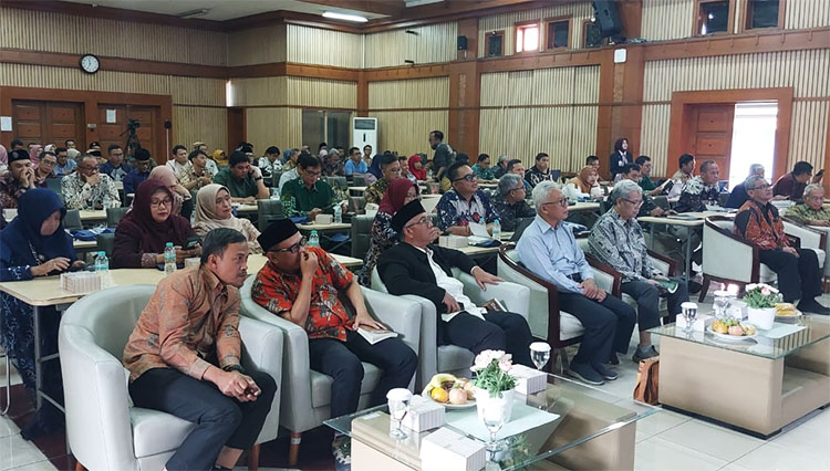 Para tamu undangan yang hadir dalam acara peluncuran buku biografi dan pemikiran dengan judul “Memilih Langkah Jalan Tengah” karya Prof. Dr. Dadang Kahmad, M.Si. - (Sumber: AZM)