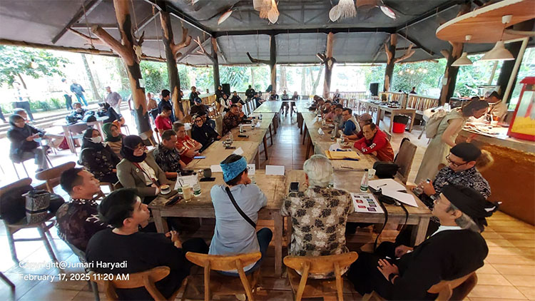 Suasana pertemuan antara Yayasan Margasatwa Tamansari (YMT) dengan Pinisepuh dan Dewan Pakar Majelis Musyawarah Sunda (MMS) yang berlangsung di Gedung Garuda, Kebun Binatang Bandung pada Senin (17/02/2025) - (Sumber: Arie)