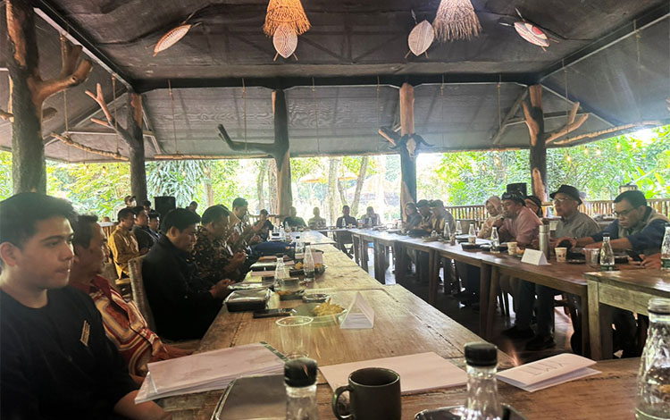 Suasana pertemuan antara Yayasan Margasatwa Tamansari (YMT) dengan Pinisepuh dan Dewan Pakar Majelis Musyawarah Sunda (MMS) yang berlangsung di Gedung Garuda, Kebun Binatang Bandung pada Senin (17/02/2025) - (Sumber: AZM)