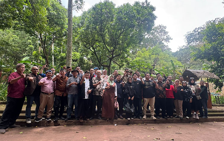 Foto bersama peserta silaturahmi antara Yayasan Margasatwa Tamansari (YMT) denagn Pinisepuh MMS - (Sumber: AZM)