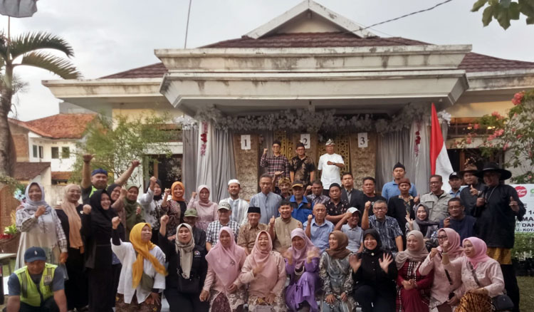 Foto bersama panitia pemilihan RW 15 Cijawura Girang Kota Bandung - (Sumber: Asep GP)