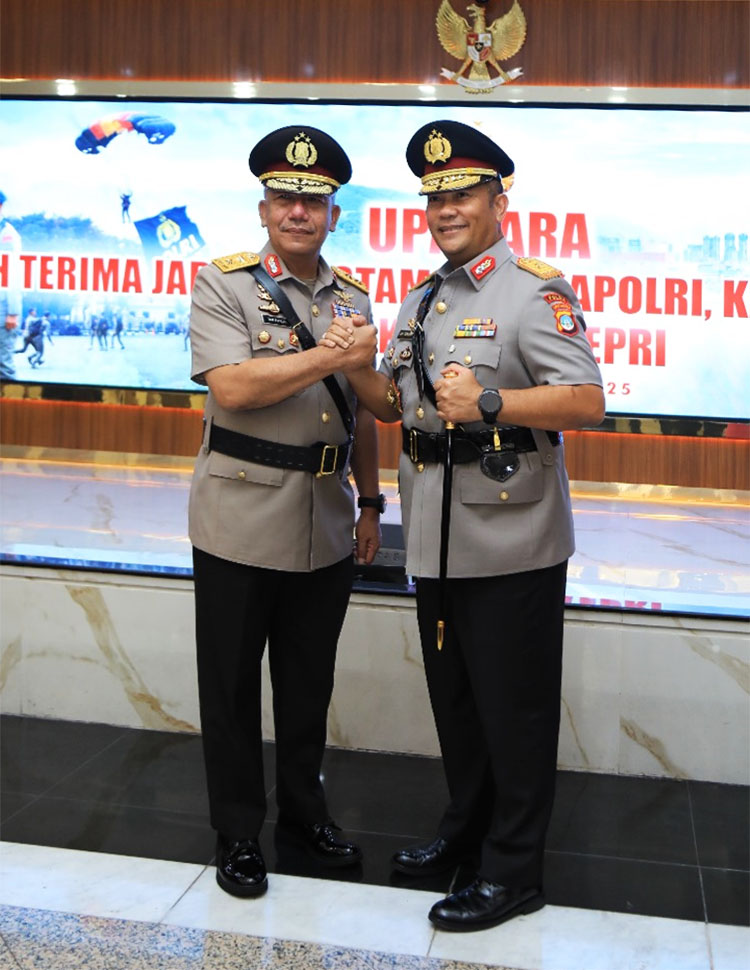 Brigadir Jenderal Polisi Asep Safrudin,S.I.K.,M.H., (kiri) resmi menjabat sebagai Kapolda Kepri yang baru menggantikan Inspektur Jenderal Polisi Drs. Yan Fitri Halimansyah, M.H., (kanan)