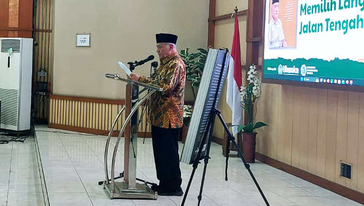 Prof. Dr. Dadang Kahmad, MSi. sedang menjelaskan tentang isi bukunya - (Sumber: AZM)