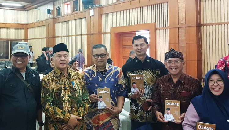 Photo bersama setelah Launching Buku Biografi dan Pemikiran Prof. Dr. Dadang Kahmad, M.Si. - (Sumber: AZM)