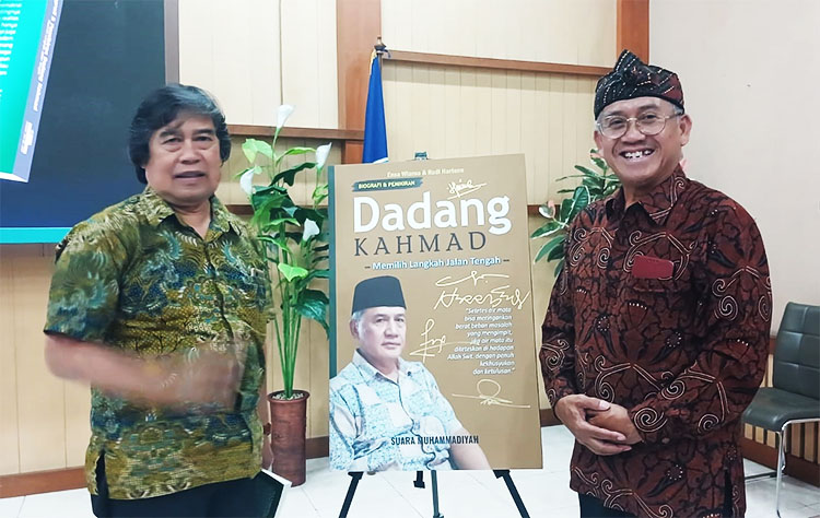 Prof. Asep Muhtadi Pinisepuh MMS (kiri) dan Asep Zaenal Mustofa Badan Pekerja MMS (kanan) yang kedua nya juga aktif di Majelis Pustaka dan Informasi Pimpinan Wilayah Muhammadiyah Jawa Barat - (Sumber: AZM)