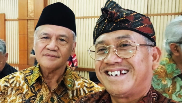 Bersama Prof. Dr. Dadang Kahmad, M.Si. (kiri) bersama Asep Zaenal Mustofa dari Badan Pekerja MMS (kanan) - (Sumber: AZM)