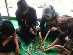 Menjaga Tradisi Pembuatan Kertas Tradisional Ala Rumah Naskah Nusantara di Cipaku Ciamis