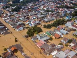 Dramatis Mobil Toyota Rush Terseret Banjir di Setu Bekasi, Supir dan Penumpang Selamat