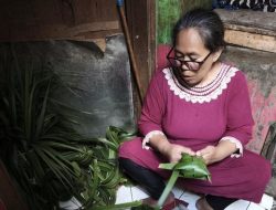 Blok Kupat Babakan Ciparay Bandung Perajin Cangkang Ketupat Turun Temurun, Jelang Lebaran Banjir Order
