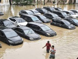 Pakai Mobil Listrik Saat Melintasi Banjir, Ini 6 Langkah Aman Berkendara