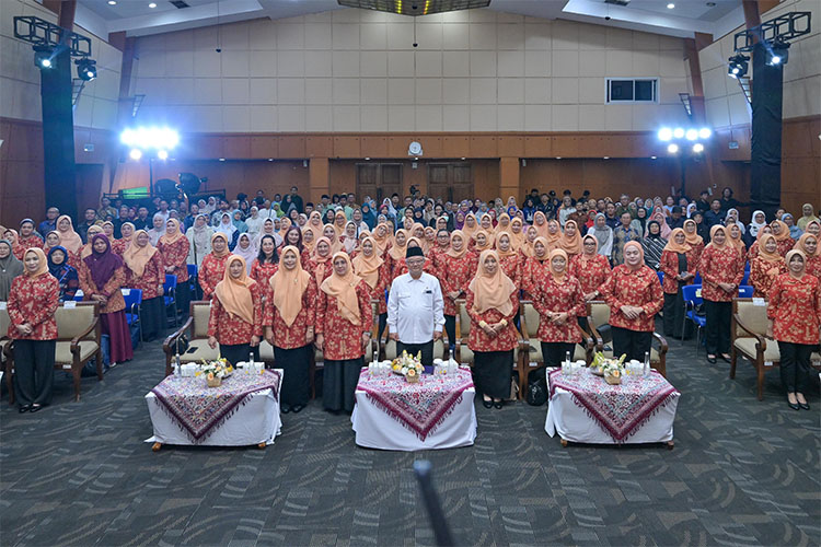 Foto bersama Menteri Pendidikan Dasar dan Menengah (Mendikdasmen), Abdul Mu’ti dengan para peserta seminar - (Sumber: kemendikdasmen.go.id)