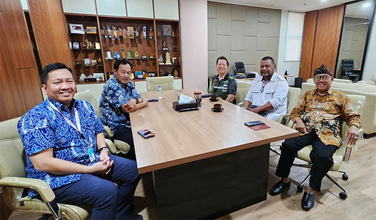 Suasana pertemuan antara Pimpinan FK Unpad dengan Direktur Rumah Sakit Umum Daerah (RSUD) Dr. Alberth H. Torey Kabupaten Teluk Wondama, Provinsi Papua Barat yang berlangsung di Ruang Dekan FK Unpad pada Jumat (23/05/2025) - (Sumber: AZM/MMS)
