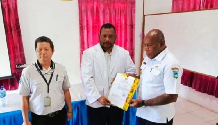 Dr. Albert S. Kapitarauw, SpB. FINACS (tengah) - (Sumber: AZM)