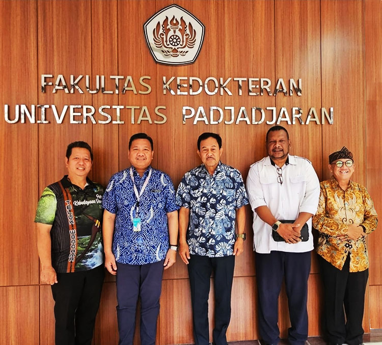 Foto dari kiri ke kanan: 1) dr. Yoce Kurniawan, Sp.S.; 2) FKUP Dr. dr. M. Alamsyah, Aziz, Sp.OG (K), KFM, KIC, M.Kes.; 3) Prof.Dr. dr. Yudi Mulyana Hidayat.dr. Sp.OG(K), -Onk, DMAS,M.Kes.; 4) dr. Alberth S. Kapitarauw Sp.B .FINACS.; 5) Asep Zaenal Mustofa, S.K.M., M.Epid. - (Sumber: AZM/MMS)