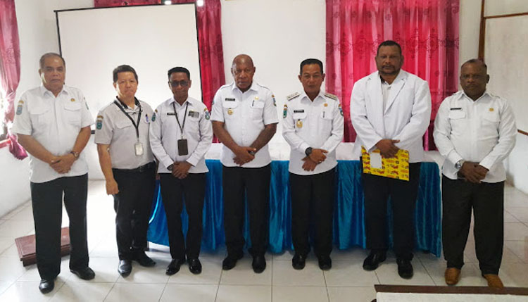 Bupati bersama Wakil Bupati Teluk Wondama Papua Barat beserta jajaran pemerintahan - (Sumber: Kompas One)