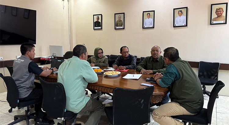 Suasana audiensi yang berlangsung hangat di Ruang Rapat Badan Penanggulangan Daerah (BPBD) Provinsi Jawa Barat - (Sumber: AZM)