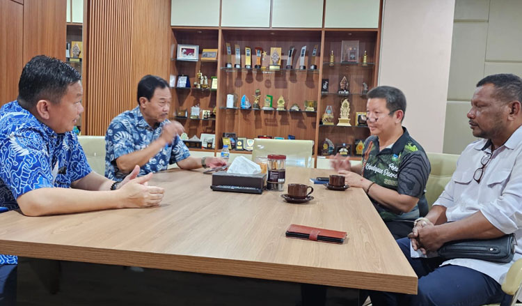 Suasana pertemuan antara Pimpinan FK Unpad dengan Direktur Rumah Sakit Umum Daerah (RSUD) Dr. Alberth H. Torey Kabupaten Teluk Wondama, Provinsi Papua Barat yang berlangsung di Ruang Dekan FK Unpad pada Jumat (23/05/2025) - (Sumber: AZM/MMS)