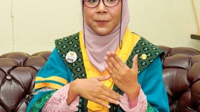 Luar Biasa Dina Amalia Fahima, Teman Tuli Lulus Magister Inovasi Regional