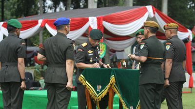 Pangdam III/Siliwangi, Mayjen TNI Dadang Arif Abdurahman, S.E., M.Si., CHRMP., (tengah) sedang menandatangani berita acara serttijab - (Sumber: Asep GP/Pendam III/Siliwangi)