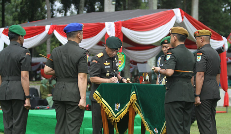 Pangdam III/Siliwangi, Mayjen TNI Dadang Arif Abdurahman, S.E., M.Si., CHRMP., (tengah) sedang menandatangani berita acara serttijab - (Sumber: Asep GP/Pendam III/Siliwangi)