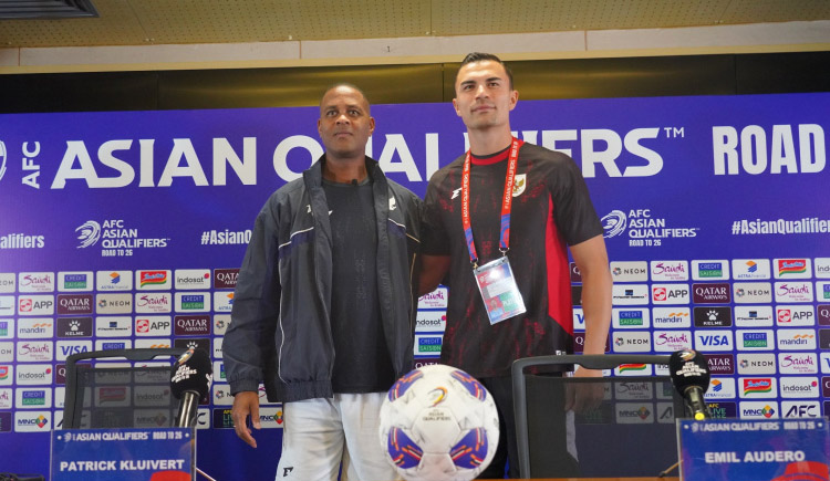 Pelatih Timnas Indonesia, Patrick Kluivert (kiri) - (Sumber: PSSI)