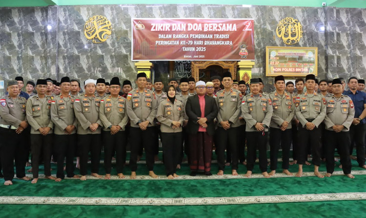 Jajaran Polres Bintan yang melaksanakan kegiatan Zikir dan Doa Bersama di Masjid Darul Muttaqien - (Sumber: Andri Yan)