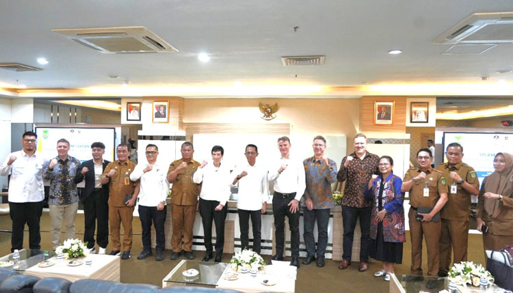 Foto bersama rombongan Duta Besar Australia bersama Kepala BP Batam/Wali Kota Batam beserta staff - (Sumber: Andri Yan)