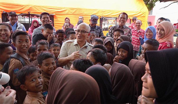 Wamendikdasmen, Atip Latipulhayat di tengah masyarakat Donggala - (Sumber: kemendikdasmen.go.id)