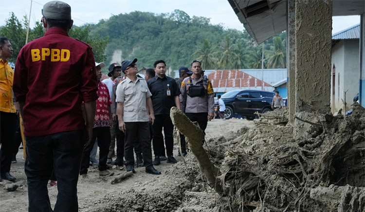 Wamendikdasmen, Atip Latipulhayat saat meninjau langsung dampak banjir bandang di Kabupaten Donggal, Sulawesi Tengah - (Sumber: kemendikdasmen.go.id)