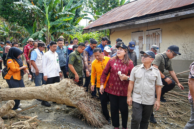 Wamendikdasmen, Atip Latipulhayat saat meninjau langsung dampak banjir bandang di Kabupaten Donggal, Sulawesi Tengah - (Sumber: kemendikdasmen.go.id)