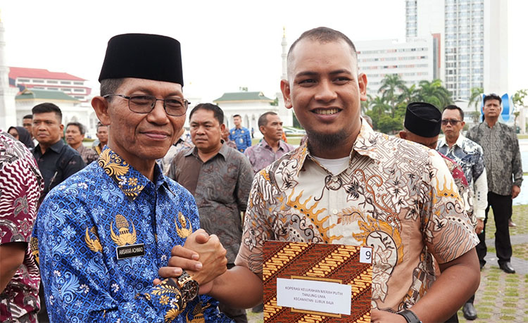 Kepala BP Batam/Wali Kota Batam Amsakar Achmad berfoto bersama salah seorang Pengurus Koperasi Merah Putih di Batam yang menerima SK Kumham - (Sumber: Andri Yan/Humas BP Batam)