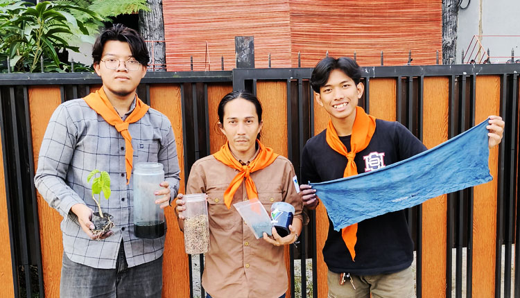 Gelar Taufiq Kusumawardhana, Ketua Yayasan Buana Varman Semesta (tengah) bersama dua mahasiswa UPI, Dhafin Fadhlur dan Syahmi Syihabudin - (Sumber: Dhafin Fadhlur)