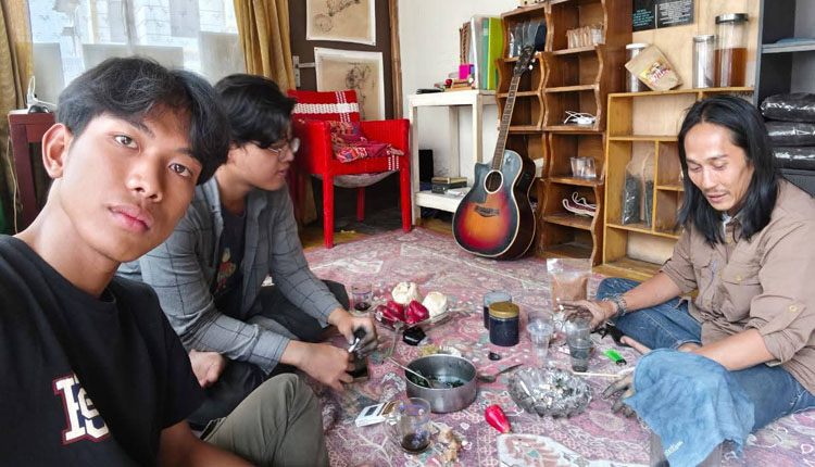 Suasana workshop “Dari Daun ke Pigmen” yang berlangsing di Kedai Kopi “Wangi Arum”