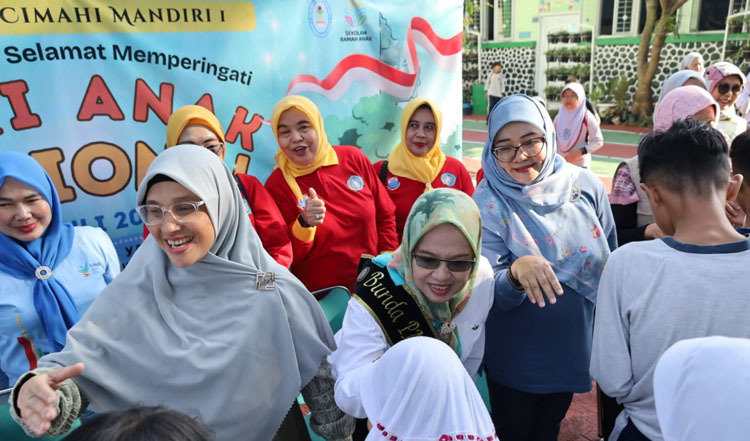 Bunda Forum Anak Daerah (FAD) Kota Cimahi, Midjiati Ningsih Ngatiyana sedang bersalaman dengan anak-anak di SDN Cimahi Mandiri 1 Kota Cimahi