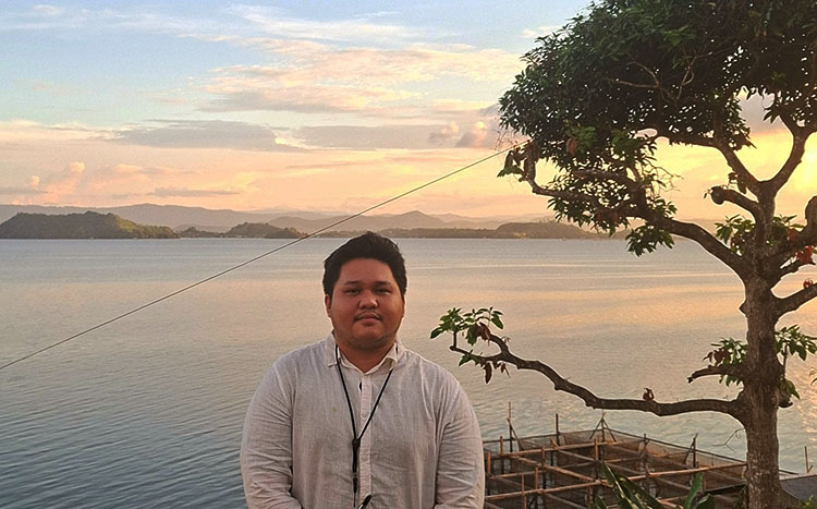 Ahmad Alghozi Ramadhan, pengembang aplikasi Sistem Integrasi Internal Poltekkes Jayapura (SIIPYA) - (Sumber: Humas Poltekkes Kemenkes Jayapura)