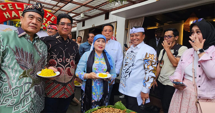 Laksamana Purn. Ade Supandi, Pinisepuh MMS dan mantan KASAL 2014–2018 (paling kiri) bersama Sekretaris Daerah Jawa Barat, Herman Suryatman (kedua dari kanan) dan tokoh Sunda lainnya yang hadir dalam acara Milangkala Kahiji MMS di Restoran Saung Aki, Kota Bandung - (Sumber: AZM)