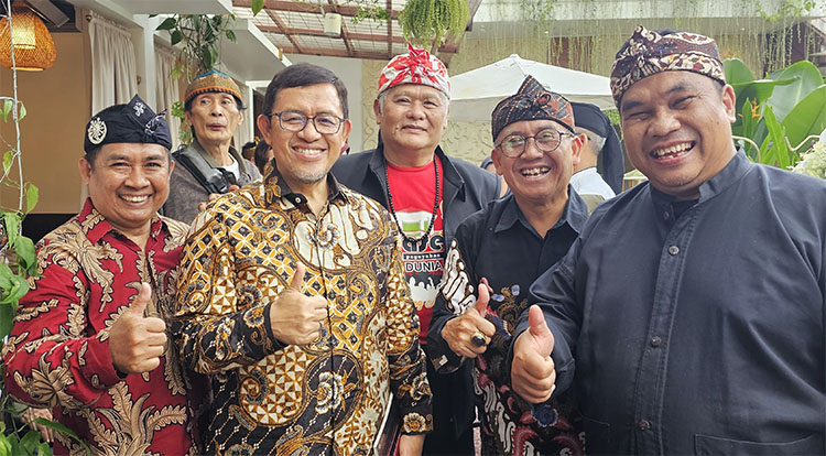 Para tokoh Sunda yang terlihat hadir dalam acara "Milangkala Kahiji MMS" yang berlangsung di Bumi Aki Haritage Bandung, Jalan L.L. R.E. Martadinata No.51 Kota Bandung, Minggu (13/07/2025) - (Sumber: AZM)