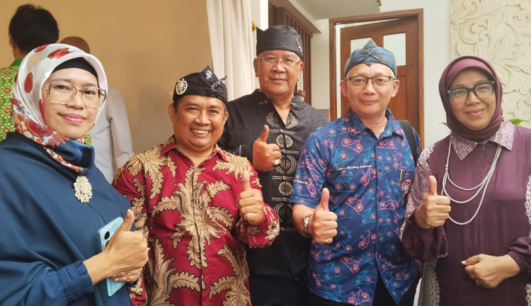 Para tokoh Sunda yang terlihat hadir dalam acara "Milangkala Kahiji MMS" yang berlangsung di Bumi Aki Haritage Bandung, Jalan L.L. R.E. Martadinata No.51 Kota Bandung, Minggu (13/07/2025) - (Sumber: AZM)