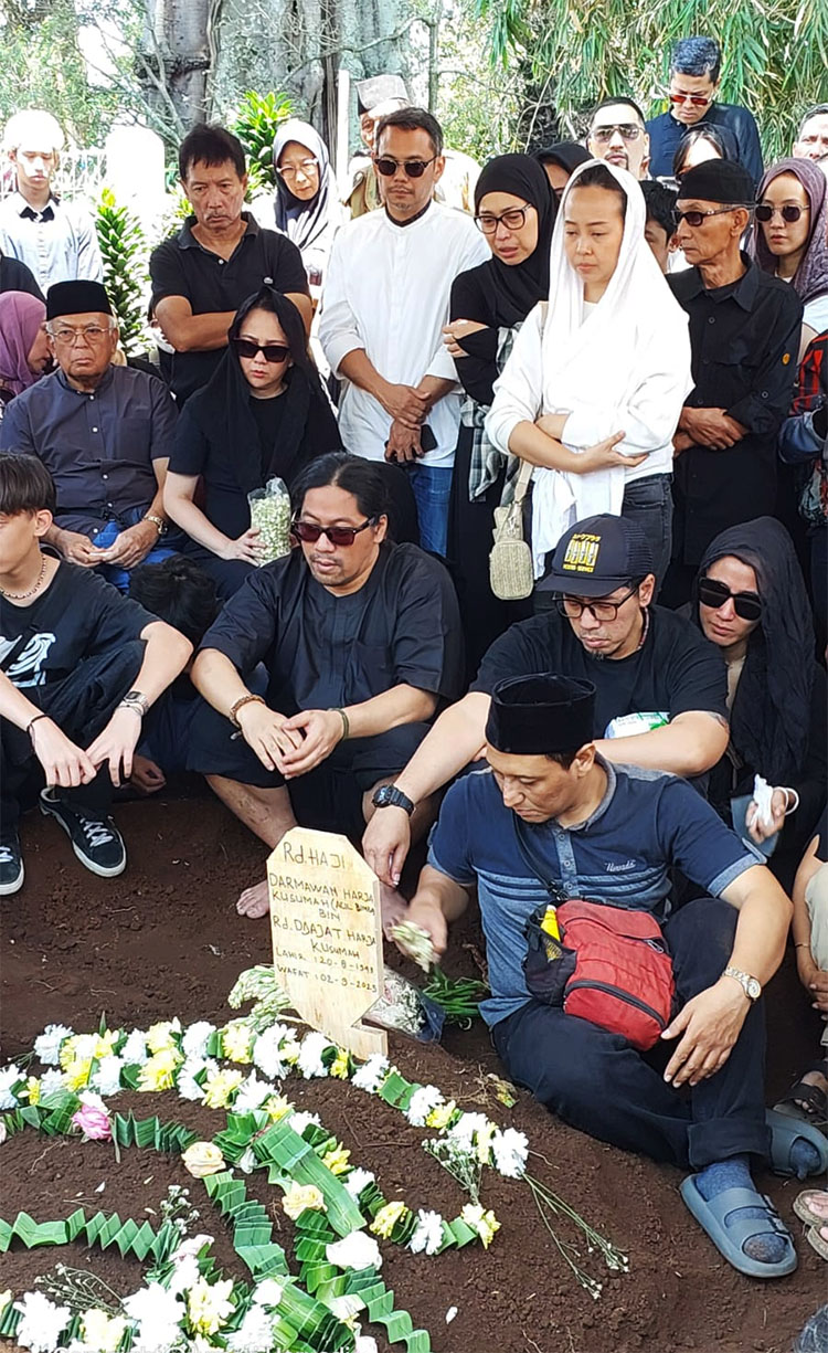 Nisan pusara almarhum Acil Bimbo - (Sumber: Arie/MMS)