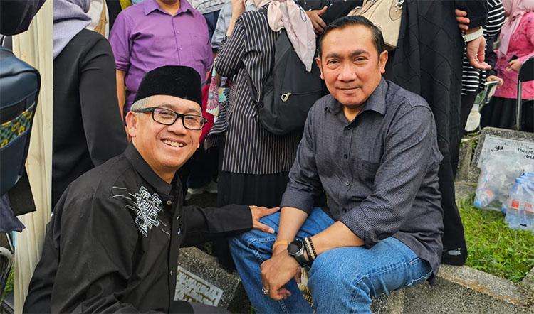 Asep Zaenal Mustofa, Direktur Utama PT Majmu Musti Sundaya (kiri) bersama Hartono, S.K.M., M.Kes., Direktur Layanan Operasional RS Mata Cicendo Bandung - (Sumber: AZM)